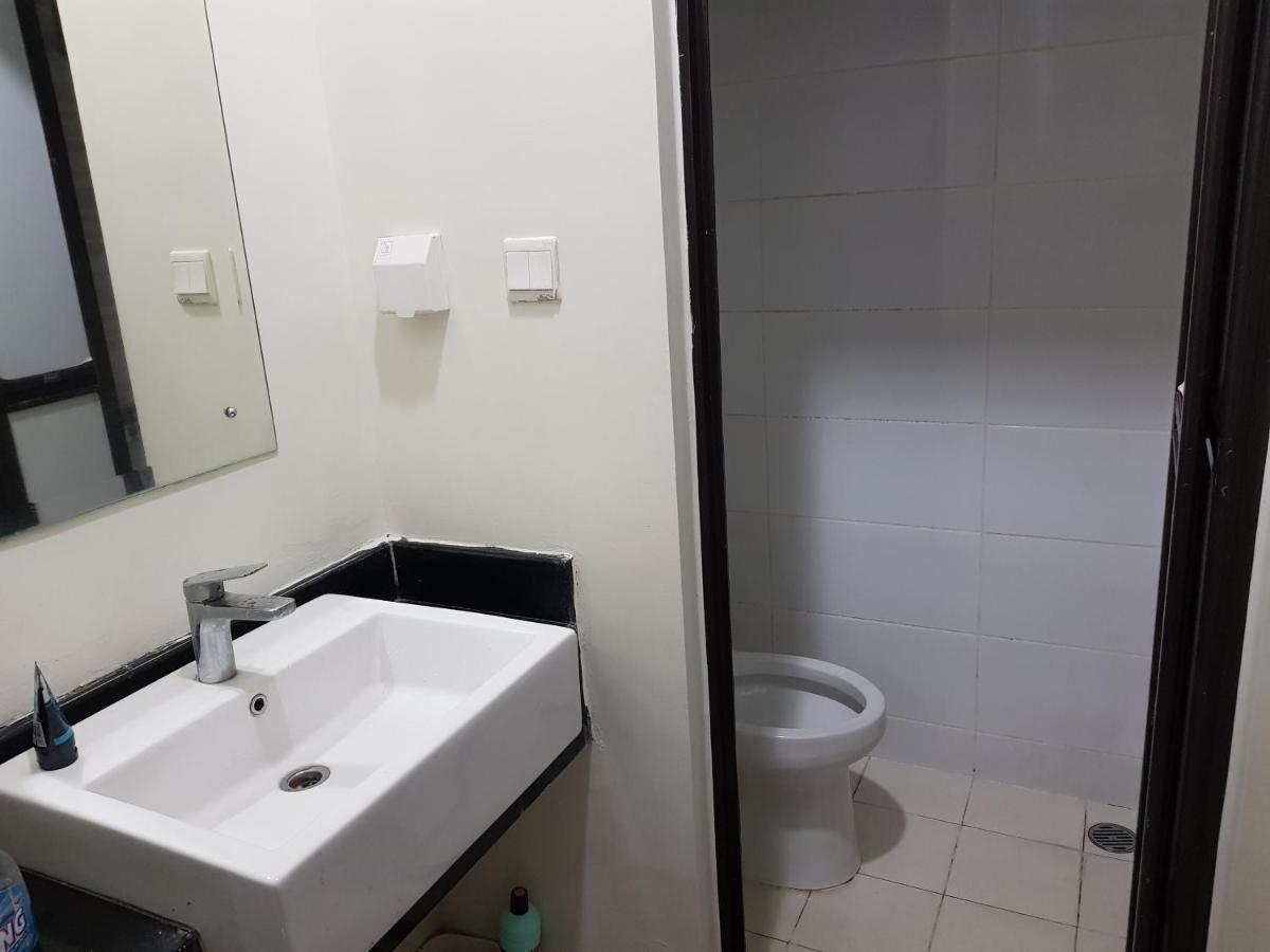 Aloha Guest House - 1 Male Only Tangerang Bagian luar foto