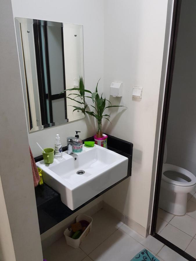 Aloha Guest House - 1 Male Only Tangerang Bagian luar foto